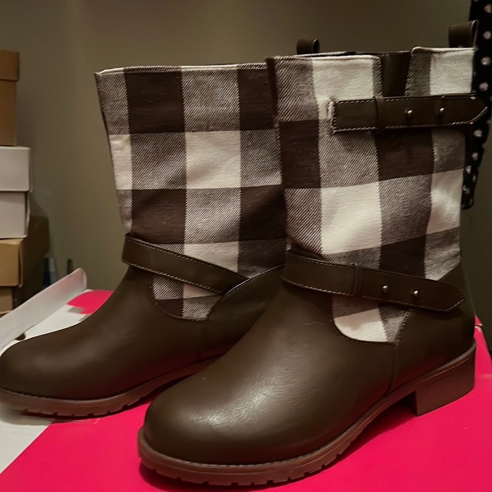 Brand new never worn. Shoe dazzle mid size boots. Brown and cream check.